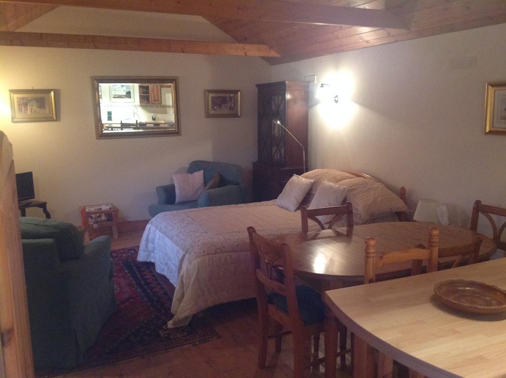 White House Farm Hindolveston Room photo